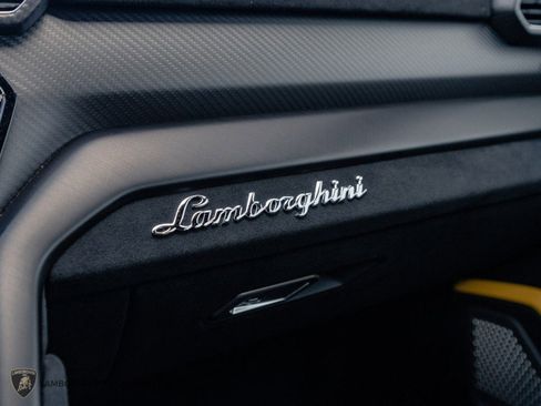 Used 2023 Lamborghini Urus Performante AWD/4WD image 17
