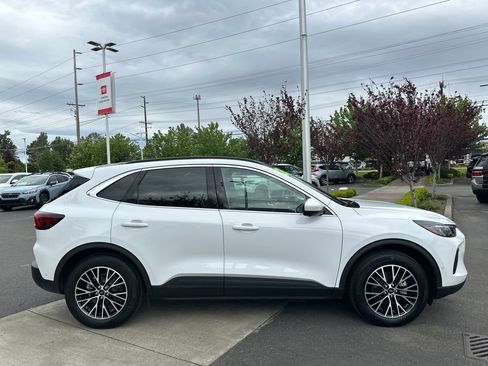 Used 2023 Ford Escape SE w/ PHEV Premium Package FWD image 6