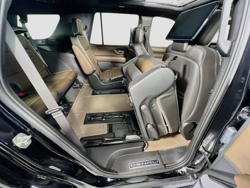 Certified 2025 GMC Yukon Denali Ultimate w/ LPO, Floor Liner Package AWD/4WD image 31