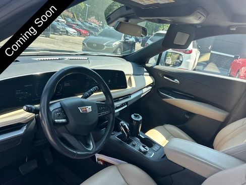 Used 2024 Cadillac XT4 Luxury w/ Cold Weather Package FWD image 15