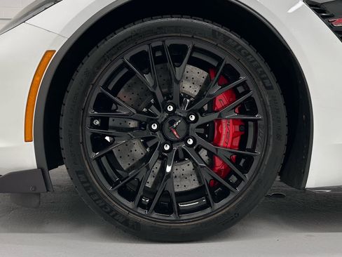 Used 2016 Chevrolet Corvette Z06 w/ 3LZ Preferred Equipment Group RWD image 9