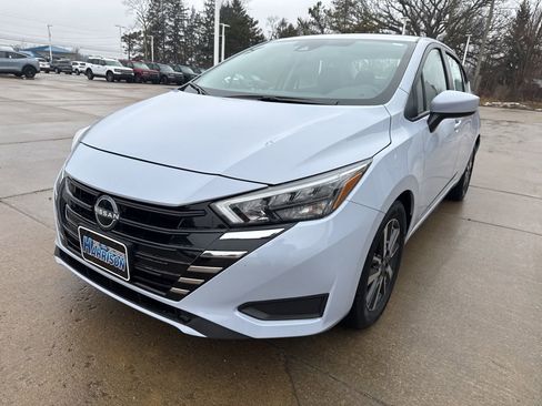 Used 2025 Nissan Versa SV image 2