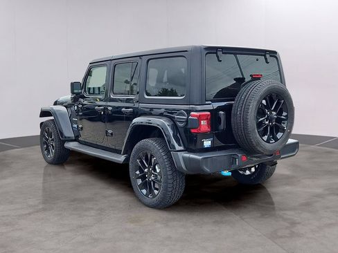 Used 2023 Jeep Wrangler Unlimited Sahara w/ Cold Weather Group AWD/4WD image 6