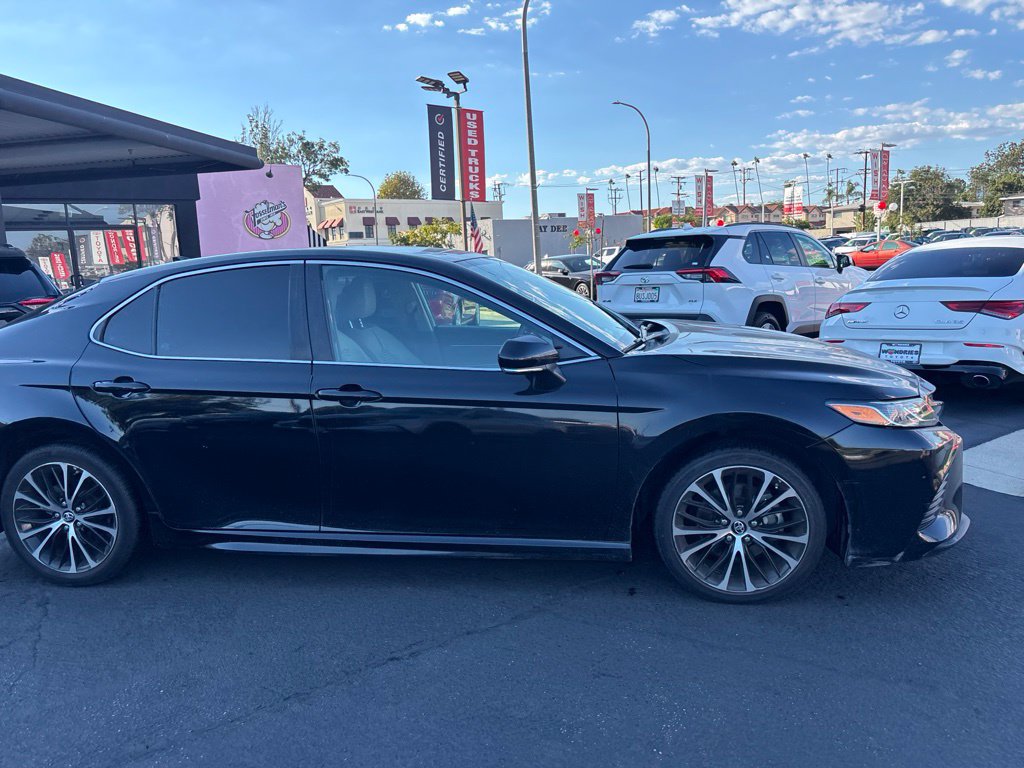 Used 2019 Toyota Camry SE w/ Convenience Package FWD image 3