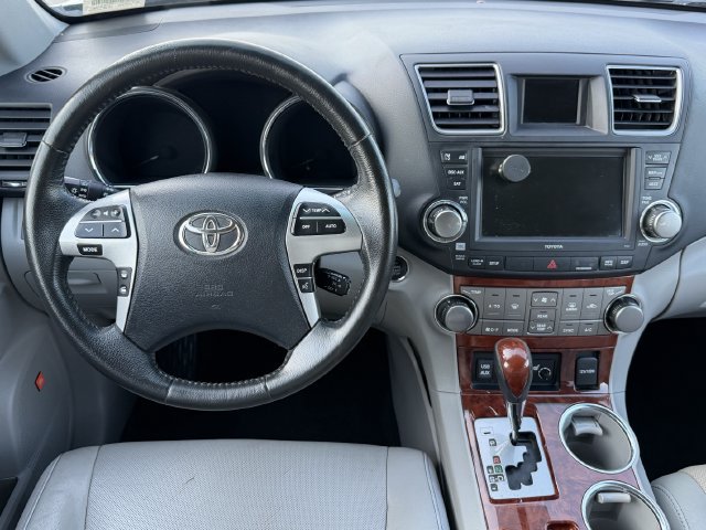 Used 2012 Toyota Highlander Limited w/ Tow Pkg FWD image 13