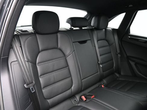 Certified 2026 Porsche Macan AWD/4WD image 17