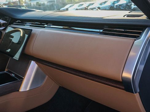 Certified 2025 Land Rover Range Rover SE image 18