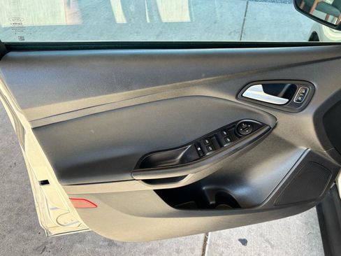 Used 2016 Ford Focus SE FWD image 12