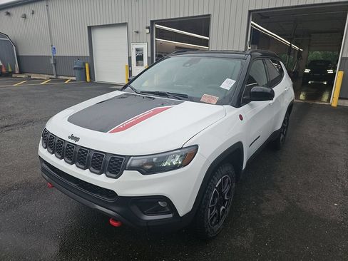 Used 2025 Jeep Compass Trailhawk AWD/4WD image 2