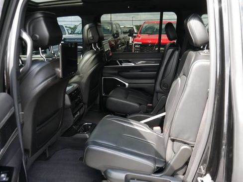 Used 2022 Jeep Wagoneer Series III w/ Premium Group I AWD/4WD image 27