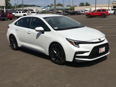 Used 2025 Toyota Corolla SE FWD image 9