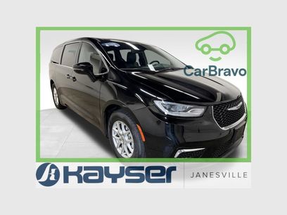 Used 2025 Chrysler Pacifica Select