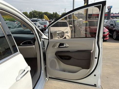 Used 2017 Chrysler Pacifica Touring-L FWD image 22