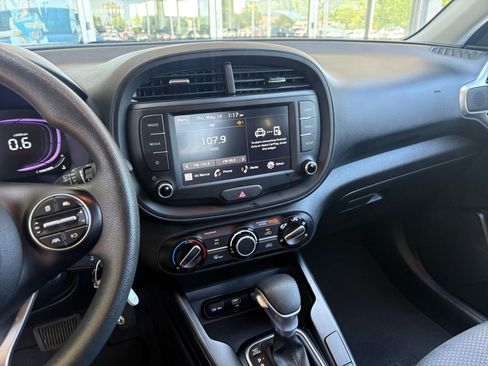 Used 2025 Kia Soul LX w/ LX Technology Package FWD image 17