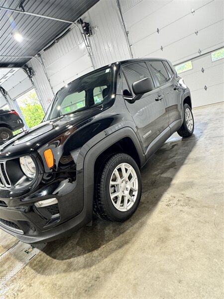Used 2023 Jeep Renegade Latitude AWD/4WD image 4