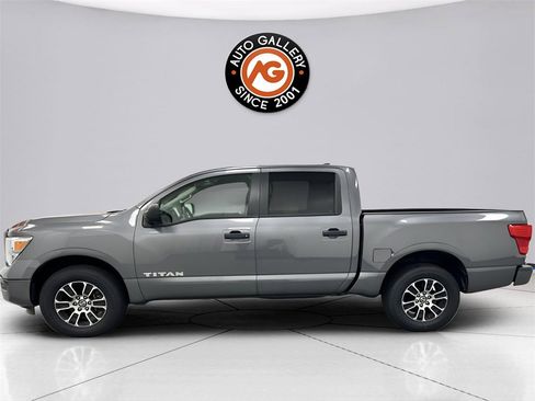 Used 2022 Nissan Titan SV image 4