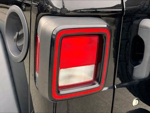 Certified 2018 Jeep Wrangler Unlimited Sport S image 25