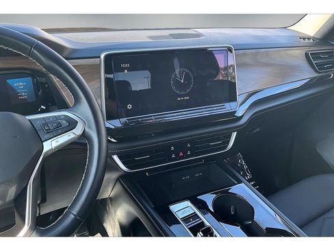 Used 2025 Volkswagen Atlas SE AWD/4WD image 9