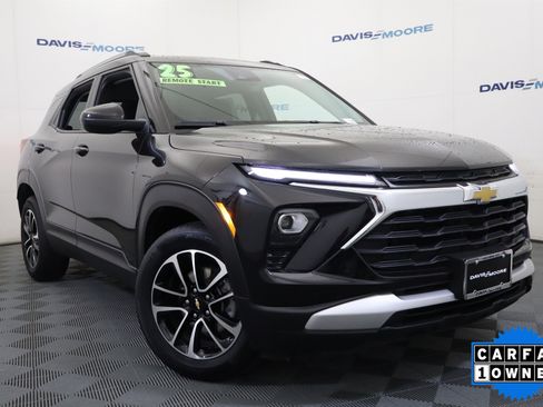 Used 2025 Chevrolet TrailBlazer LT image 2