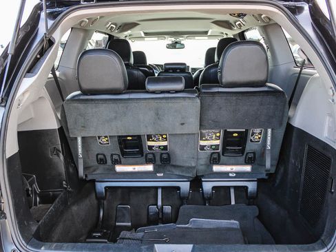 Used 2018 Toyota Sienna SE image 29