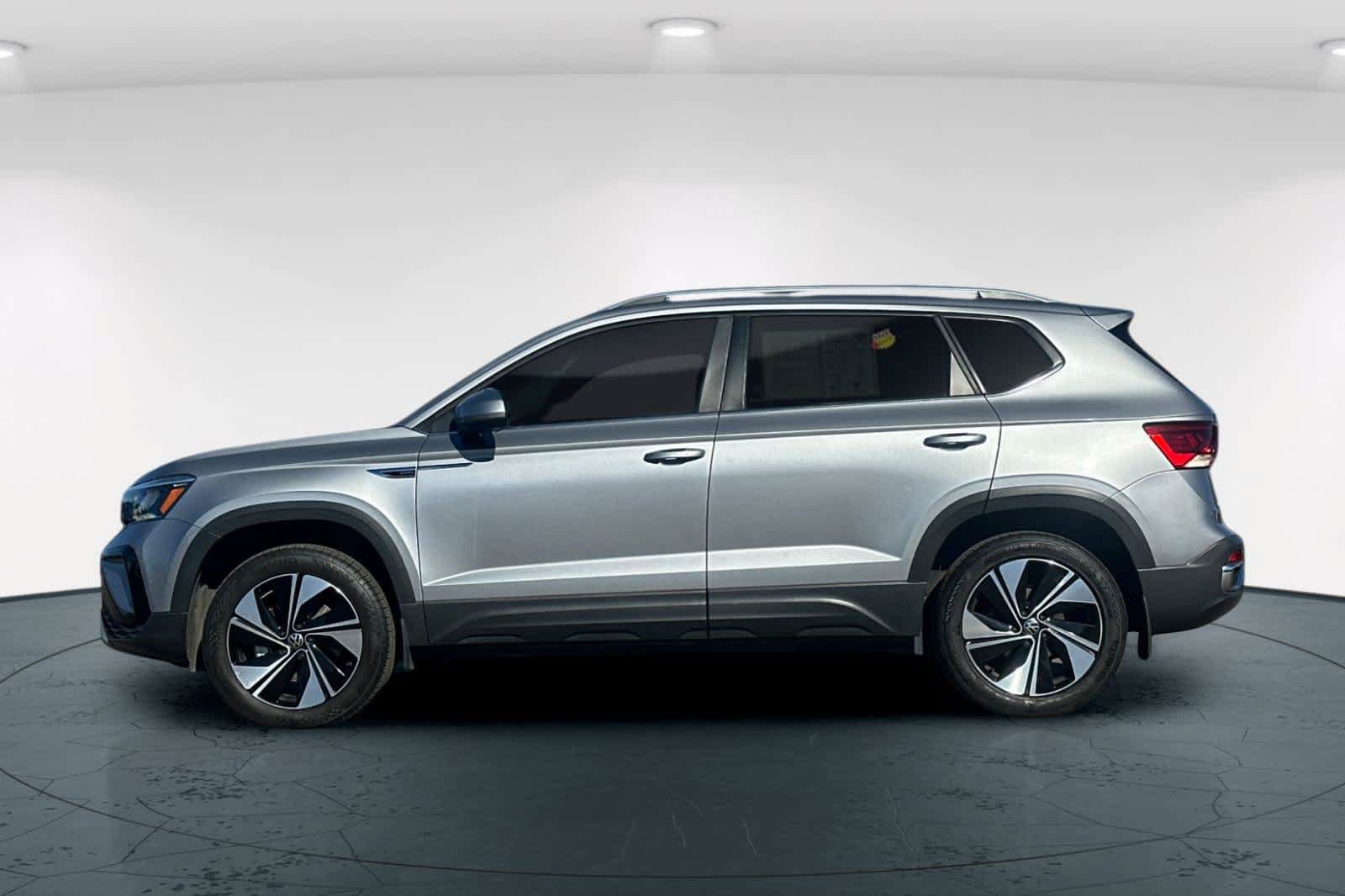 Used 2024 Volkswagen Taos SE w/ Panoramic Sunroof Package AWD/4WD image 9