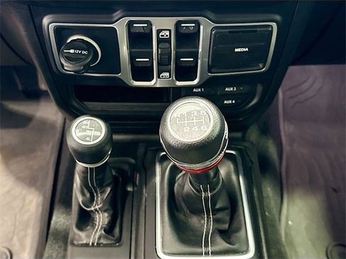 Used 2018 Jeep Wrangler Unlimited Sahara image 15