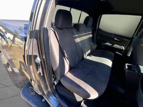 Used 2017 Toyota Tacoma TRD Off-Road image 19