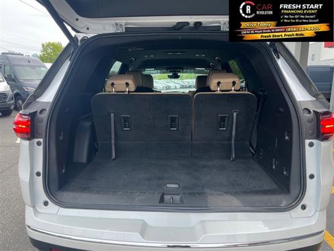 Used 2023 Chevrolet Traverse Premier FWD image 8