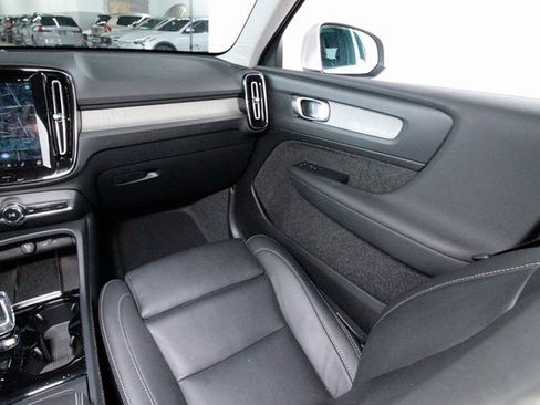 Certified 2025 Volvo XC40 B5 Plus image 7