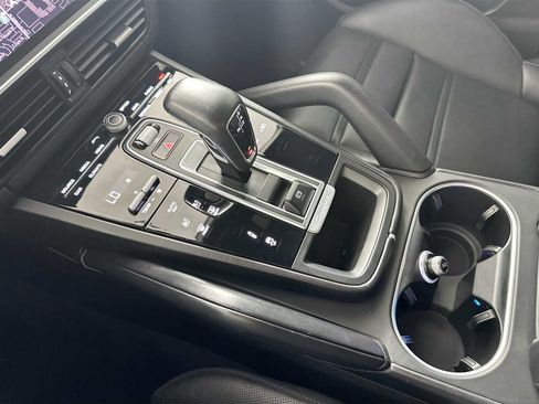 Certified 2022 Porsche Cayenne Platinum Edition image 20