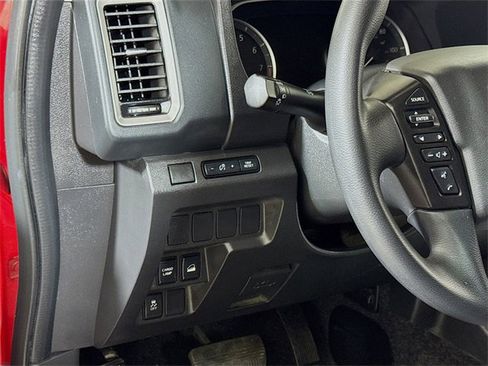Used 2023 Nissan Frontier SV image 8