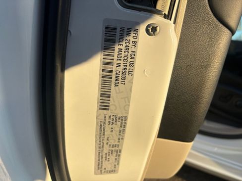 Used 2023 Chrysler Voyager LX image 27