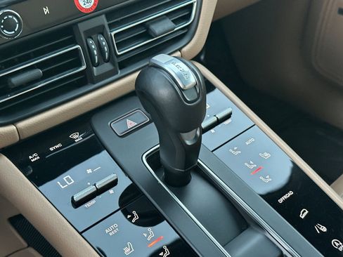 Used 2022 Porsche Macan w/ Premium Package image 22