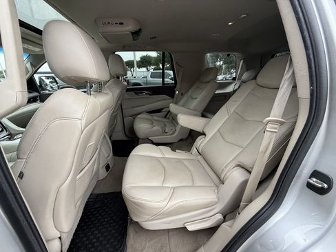 Used 2016 Cadillac Escalade Luxury RWD image 29
