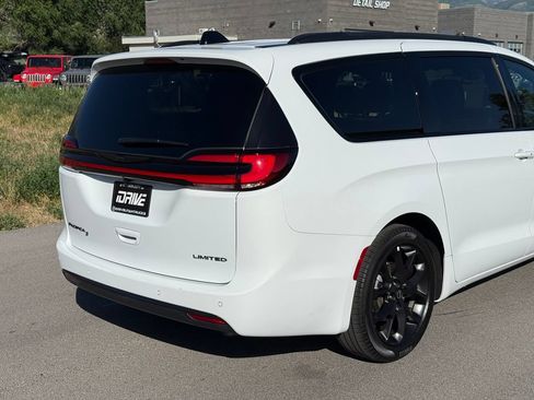 Used 2026 Chrysler Pacifica Limited w/ S Appearance Package FWD image 10