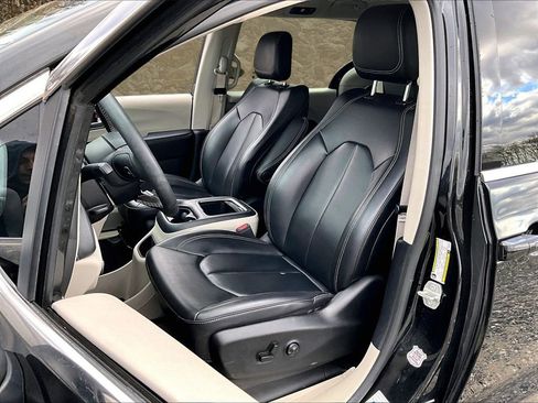 Used 2023 Chrysler Pacifica Touring-L image 23