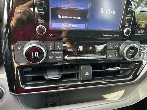 Used 2021 Toyota Highlander XLE FWD image 27