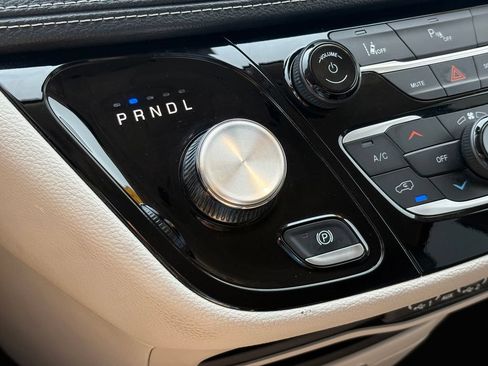 Used 2023 Chrysler Pacifica Touring-L FWD image 35