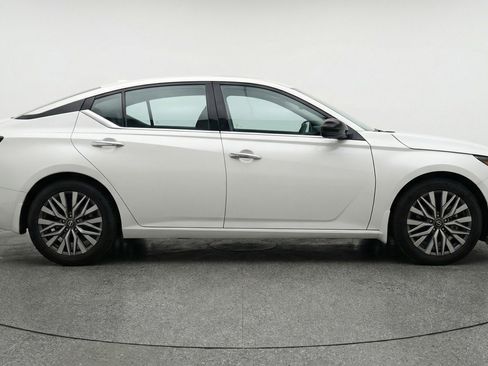 Used 2025 Nissan Altima 2.5 SV FWD image 11