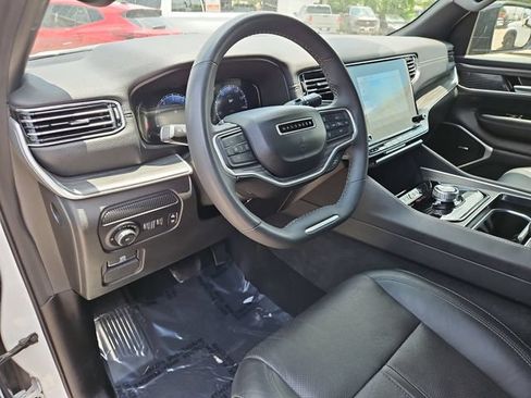 Used 2024 Jeep Wagoneer L Series II RWD image 11