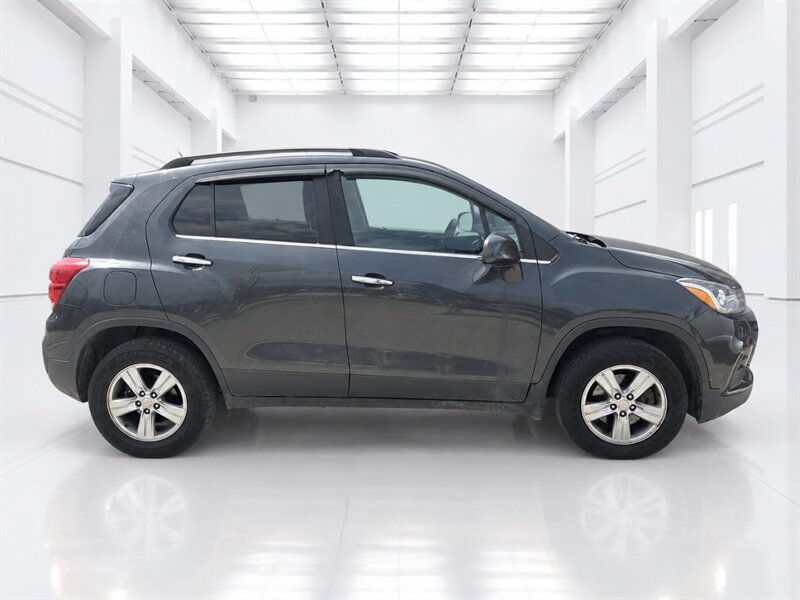Used 2017 Chevrolet Trax LT w/ LT Convenience Package AWD/4WD image 3