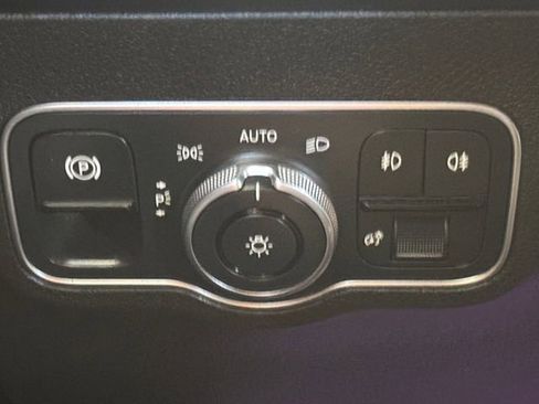 Used 2020 Mercedes-Benz GLB 250 image 32