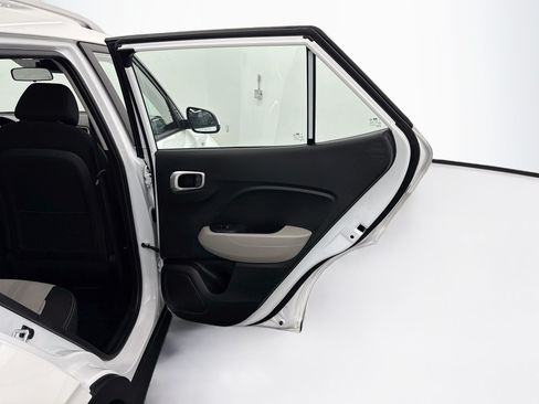 Used 2025 Hyundai Venue SEL FWD image 30