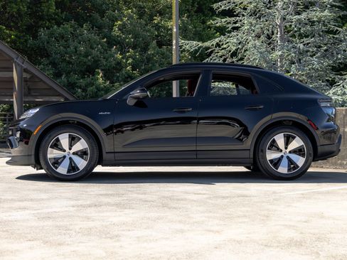 New 2026 Porsche Macan 4 Electric AWD/4WD image 2