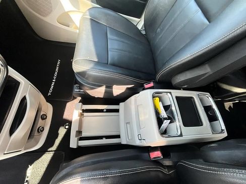 Used 2016 Chrysler Town & Country Touring w/ Driver Convenience Group FWD image 26