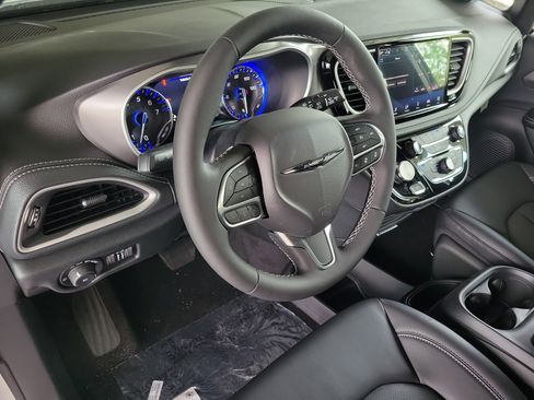 New 2026 Chrysler Pacifica Select FWD image 16