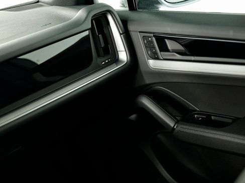 Certified 2025 Porsche Cayenne AWD/4WD image 30
