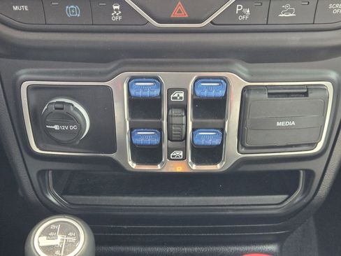 Used 2022 Jeep Wrangler Unlimited Sahara AWD/4WD image 25