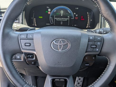 Used 2025 Toyota Camry SE FWD image 18