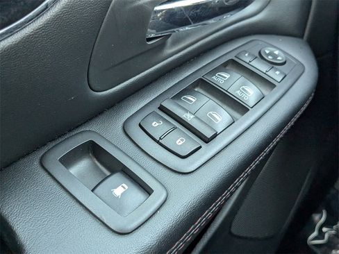 Used 2019 Dodge Grand Caravan SXT image 19